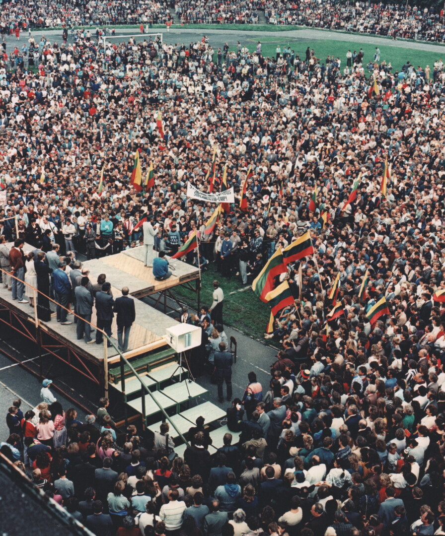 Pirmojo Sąjūdžio mitingo Panevėžyje dalyvių skaičius viršijo visus organizatorių lūkesčius: surinko tiek miestiečių, kad vargiai tilpo į Sporto rūmų stadioną. PANEVĖŽIO KRAŠTOTYROS MUZIEJAUS RINKINIŲ (A. Gylio) nuotr.