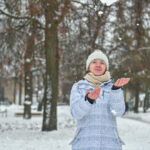 Netrukus sueis trys mėnesiai, kai Panevėžio greitosios medicinos pagalbos stoties komandą papildė slaugytoja – karo pabėgėlė ukrainietė Krystyna Vintsiunaite. Ukrainą užpuolusi Rusija šią jauną moterį atplėšė nuo vyro, jos dukrelę Kateryną – nuo tėčio. Felčerės išsilavinimą turinti Krystyna dėl karo nespėjo tapti vaikų gydytoja. Bėgti iš karo zonos jai teko iki ilgų medicinos studijų pabaigos telikus vos pusantrų metų.