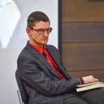 Pavadinimą šventiniam Kalėdų pasikalbėjimui su artėliau esančiais padiktavo kaunietės bičiulės Aldonos Ruseckaitės romanas apie Vytautą Mačernį „Dūžtančios formos“.