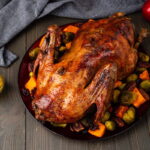 Viščiukas, antis, žąsis, kalakutas – dar ir kuo nors įdarytas – daugelyje pasaulio virtuvių yra pagrindinis šventinio stalo patiekalas. Tad jei bus noro pasiskolinti kokį neįprastą receptą, pasirinkimas lauks didžiulis.