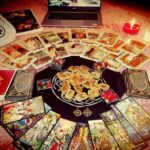 Yra toks posakis: „Klausk ir tau bus atsakyta.“ Ir jis puikiai dera kalbant apie Taro kortas. Būrėja, tarologė Liliya Lilith Pin įsitikinusi: jos gali padėti rasti atsakymą į bet kokį klausimą.