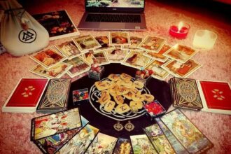 Yra toks posakis: „Klausk ir tau bus atsakyta.“ Ir jis puikiai dera kalbant apie Taro kortas. Būrėja, tarologė Liliya Lilith Pin įsitikinusi: jos gali padėti rasti atsakymą į bet kokį klausimą.