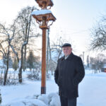 Per pandemiją, kai nelemtas virusas žmones atskyrė vienus nuo kitų, namuose įkalintas veržlus vadokliškis Vidmantas Skurdenis sukūrė stalo dydžio gimtojo Geležių kaimo maketą.