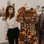 Panevėžietė 31-erių Ieva Baltrėnaitė prisistato esanti mados detektyve. Rinkdama senus Lietuvos moterų drabužius, ji gilinasi ne į mados tendencijas, o po siūlelį bando išnarplioti prieš daug dešimtmečių dėvėtų apdarų istorijas, tampančias savotišku visuomenės veidrodžiu.