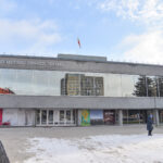 Paltus teatro rūbinėje padavinėjančius jaunuolius savanorius keičia guvūs senjorai. Savanorių atranką paskelbęs Juozo Miltinio dramos teatras sulaukė kelių dešimčių susidomėjusiųjų, o tarp jų – ne vienas pensininkas.