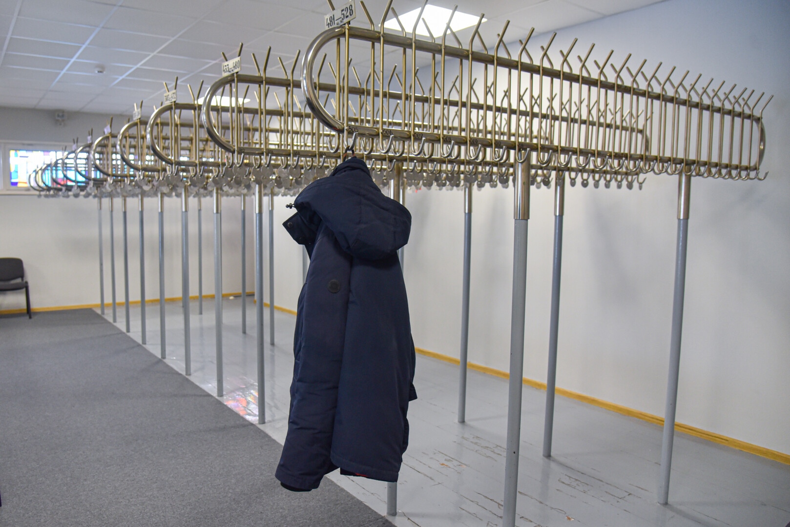 Teatro rūbinėje jaunus savanorius keičia vyresnieji. P. ŽIDONIO nuotr.