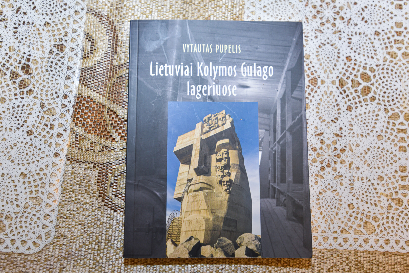 Kai tik atsirado galimybė, atgimimo metais Vytautas Pupelis pradėjo rinkti kalinių atsiminimus, medžiagą apie Kolymos lagerius, ir sudėjo viską į knygą „Lietuviai Kolymos Gulago lageriuose“. P. ŽIDONIO nuotr.