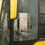 Autobusą vairavęs vyras tik dėl laimingo atsitiktinumo neatsisveikino su gyvenimu, kai tiesiai jam į galvą atlėkė chuliganų sviestas plaktukas.