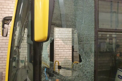 Autobusą vairavęs vyras tik dėl laimingo atsitiktinumo neatsisveikino su gyvenimu, kai tiesiai jam į galvą atlėkė chuliganų sviestas plaktukas.