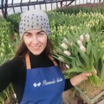 Nors žiema spardosi iš paskutiniųjų, vis dažniau išlendanti saulė ir įvairiaspalviais gėlių žiedais besidažantys prekystaliai primena, kad pavasaris – čia pat.