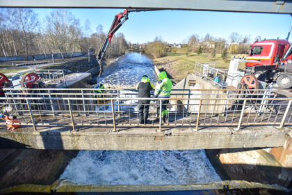 „Ekrano“ užtvankoje pradėti naujų jos įrenginių montavimo darbai. Artimiausiu metu bus sutvarkyta vien užtvanka, per ją einančio tilto remontas planuojamas ateityje.