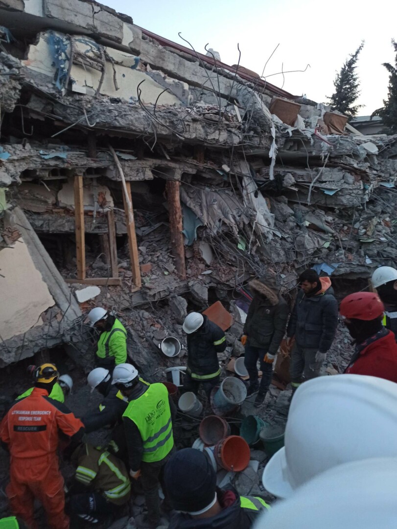 Lietuvos gelbėtojų komanda, kurioje buvo ir du panevėžiečiai, visą savaitę intensyviai dirbo, ieškodami griuvėsiuose likusių gyvų žmonių, deja, jiems teko traukti tik žuvusiųjų kūnus. D. PALTAROKO ASMENINIO ARCHYVO nuotr.