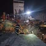 Į Lietuvą grįžo gelbėtojų komanda, padėjusi nuo žemės drebėjimo nukentėjusiai Turkijai. Labiausiai stichijos nusiaubtuose regionuose lietuviai su kitomis tarptautinėmis komandomis sugriuvusiuose daugiabučiuose, tapusiuose masinėmis kapavietėmis, ieškojo per stebuklą likusių gyvųjų.