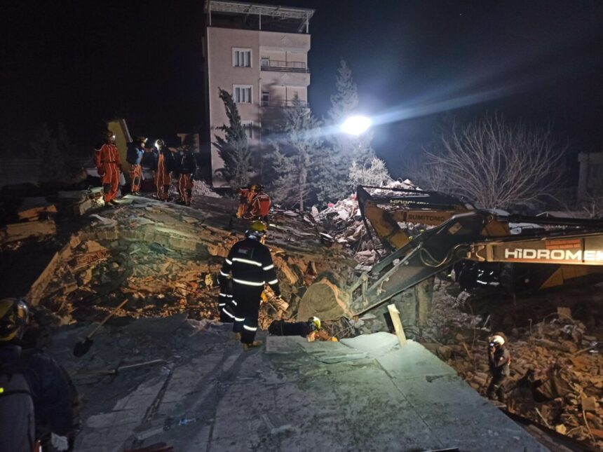 Į Lietuvą grįžo gelbėtojų komanda, padėjusi nuo žemės drebėjimo nukentėjusiai Turkijai. Labiausiai stichijos nusiaubtuose regionuose lietuviai su kitomis tarptautinėmis komandomis sugriuvusiuose daugiabučiuose, tapusiuose masinėmis kapavietėmis, ieškojo per stebuklą likusių gyvųjų.