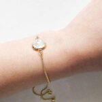 Lietuvoje ėmė plisti vieniems ypatingą ryšį su mirusiu artimuoju kurianti, kitiems makabriškai atrodanti mada dalį kremuotų pelenų supilti į medalionus, kitokius papuošalus ar suvenyrus.