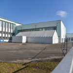 Naujojo baseino Panevėžiui statybos „Aukštaitijos“ sporto kompleksą keleriems metams pavertė statybų aikštele. Bet šalia esantis stadionas ir toliau naudojamas varžyboms, taigi žaidėjams, treneriams bei teisėjams reikia vietos persirengti ir nusiprausti.