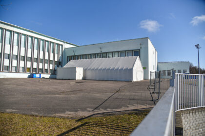 Naujojo baseino Panevėžiui statybos „Aukštaitijos“ sporto kompleksą keleriems metams pavertė statybų aikštele. Bet šalia esantis stadionas ir toliau naudojamas varžyboms, taigi žaidėjams, treneriams bei teisėjams reikia vietos persirengti ir nusiprausti.