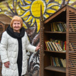 Panevėžio centre, prie spalvingai ištapytos sienos, stovi du originalūs nameliai. Viename jų knygos ir žurnalai, antrajame – drabužiai bei batai. Tai – bendruomenės mainų spintos, mokančios gyventi tvariai, nešvaistyti daiktų, būti ekopilietiškiems.