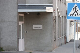 Iš Panevėžio kalėjimo neseniai išleista ir dabar bausmę atliekanti miesto centre esančiuose Pusiaukelės namuose Irma neslepia tokio atpildo sulaukusi už patėvio nužudymą.