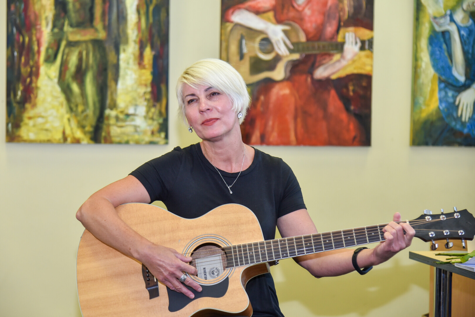 Nuo buities ir kasdienybės pabėgti Renatai geriausiai padeda tapyba, muzika ir literatūra. P. ŽIDONIO nuotr.