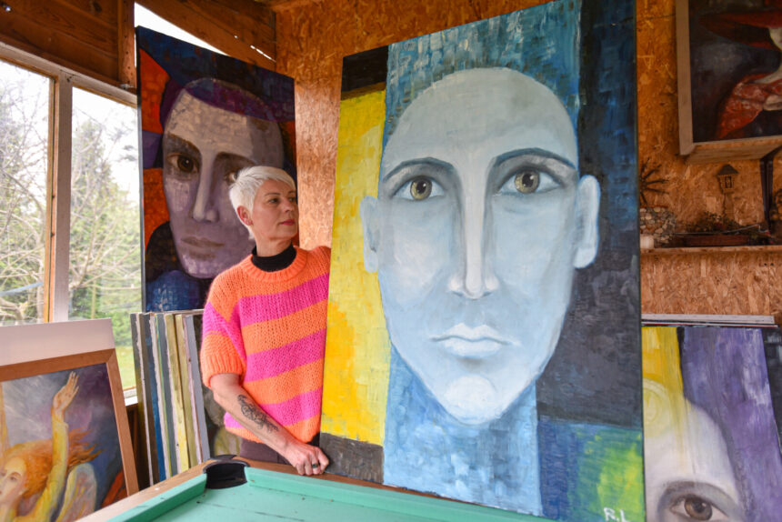 Panevėžio rajone, vaizdinguose Ėriškiuose gyvenanti menininkė Renata Laučkienė daugeliui pažįstama kaip angelų tapytoja.