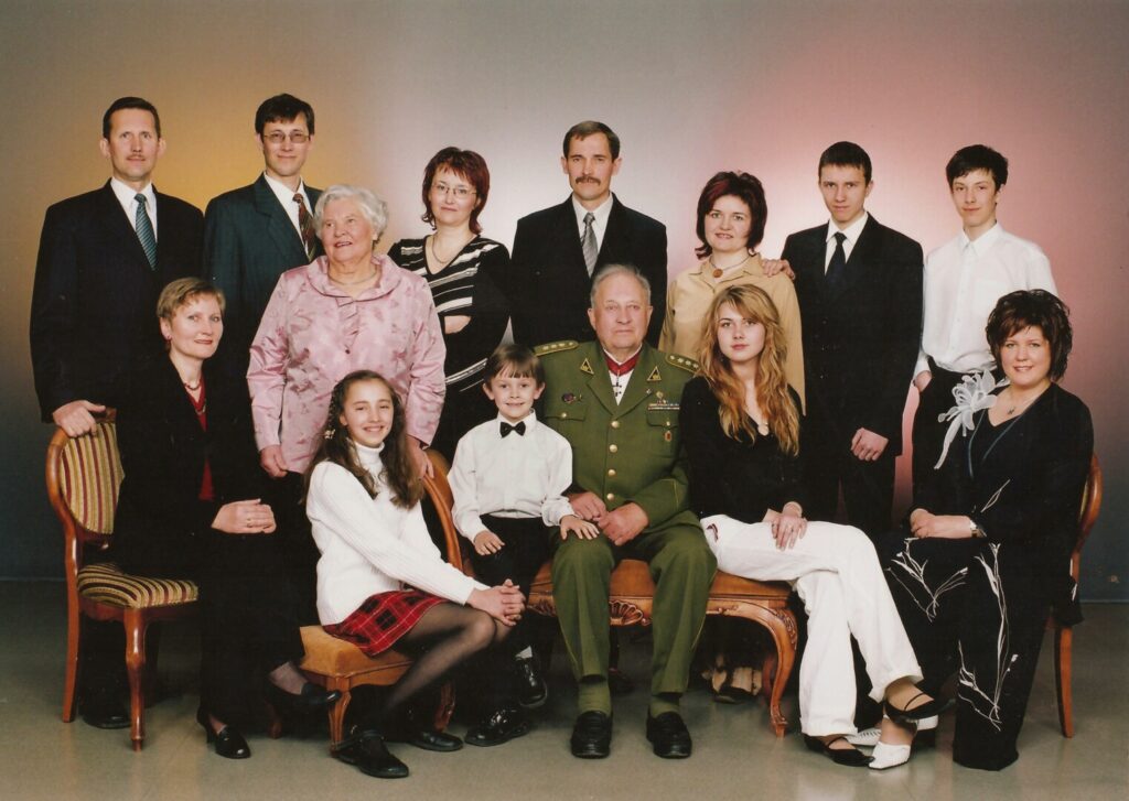 Alinantis darbas, gyvenimas pusbadžiu, patyčios nepalaužė į Sibirą ištremtų lietuvių. Net ir tokiomis neįsivaizduojamomis sąlygomis gyvenimas tęsėsi: žmonės gimė, tuokėsi, augino vaikus. Vieni prarado mylimuosius, kiti juos sutiko. O svarbiausia – svetimame krašte stengėsi išsaugoti savas tradicijas ir lietuviškumą.