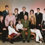 Alinantis darbas, gyvenimas pusbadžiu, patyčios nepalaužė į Sibirą ištremtų lietuvių. Net ir tokiomis neįsivaizduojamomis sąlygomis gyvenimas tęsėsi: žmonės gimė, tuokėsi, augino vaikus. Vieni prarado mylimuosius, kiti juos sutiko. O svarbiausia – svetimame krašte stengėsi išsaugoti savas tradicijas ir lietuviškumą.