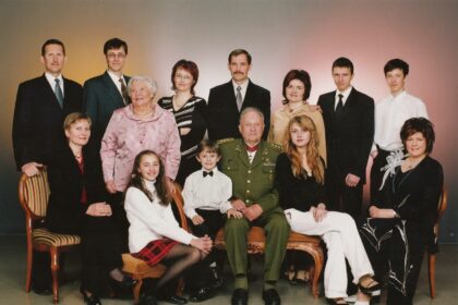 Alinantis darbas, gyvenimas pusbadžiu, patyčios nepalaužė į Sibirą ištremtų lietuvių. Net ir tokiomis neįsivaizduojamomis sąlygomis gyvenimas tęsėsi: žmonės gimė, tuokėsi, augino vaikus. Vieni prarado mylimuosius, kiti juos sutiko. O svarbiausia – svetimame krašte stengėsi išsaugoti savas tradicijas ir lietuviškumą.