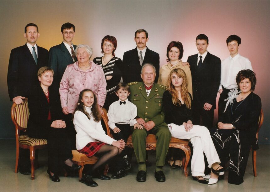 Alinantis darbas, gyvenimas pusbadžiu, patyčios nepalaužė į Sibirą ištremtų lietuvių. Net ir tokiomis neįsivaizduojamomis sąlygomis gyvenimas tęsėsi: žmonės gimė, tuokėsi, augino vaikus. Vieni prarado mylimuosius, kiti juos sutiko. O svarbiausia – svetimame krašte stengėsi išsaugoti savas tradicijas ir lietuviškumą.