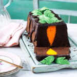 Trapiais zuikiais, mielinėmis bobomis, kiaušininiais keksais ir morkų tortais papuoštas šv. Velykų stalas pradžiugins ir didelius, ir mažus.