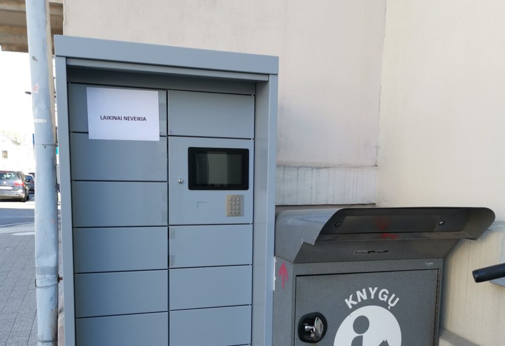 Prie Panevėžio apskrities Gabrielės Petkevičaitės-Bitės viešosios bibliotekos Respublikos gatvėje stovintis knygomatas sudomino ne tik skaitytojus, bet ir plėšikus.