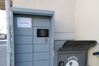 Prie Panevėžio apskrities Gabrielės Petkevičaitės-Bitės viešosios bibliotekos Respublikos gatvėje stovintis knygomatas sudomino ne tik skaitytojus, bet ir plėšikus.