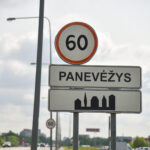 Panevėžyje nelikus sovietinius laikus menančių gigantiškų riboženklių, miesto ribas jau porą metų ženklina paprastos informacinės lentelės.
