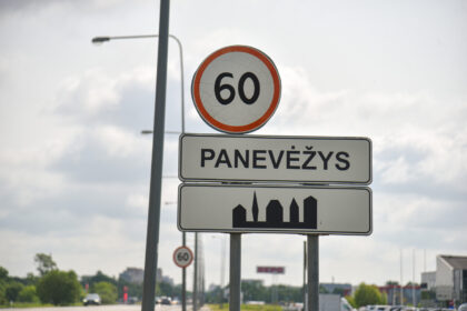 Panevėžyje nelikus sovietinius laikus menančių gigantiškų riboženklių, miesto ribas jau porą metų ženklina paprastos informacinės lentelės.