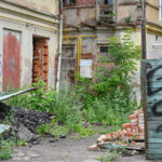 Delsimas, o kartais ir akivaizdus ignoravimas imtis daugiabučio remonto gali skaudžiai atsirūgti. Jau prieš gerą pusmetį teismas įpareigojo Panevėžio centro gėda ir bėda tapusio Vasario 16-osios gatvės 11-ojo daugiabučio bendriją sutvarkyti begriūvančią namo dalį. Visgi statybininkų čia nematyti iki šiol.