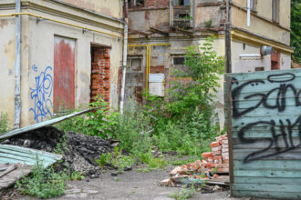 Delsimas, o kartais ir akivaizdus ignoravimas imtis daugiabučio remonto gali skaudžiai atsirūgti. Jau prieš gerą pusmetį teismas įpareigojo Panevėžio centro gėda ir bėda tapusio Vasario 16-osios gatvės 11-ojo daugiabučio bendriją sutvarkyti begriūvančią namo dalį. Visgi statybininkų čia nematyti iki šiol.