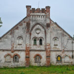 Seimui rudenį nepritarus liberalo Simono Kairio siūlymui atleisti dvarus nuo nekilnojamojo turto mokesčio, prasidėsiančioje parlamento pavasario sesijoje jis vėl teiks patobulintas tai numatančias įstatymo pataisas.