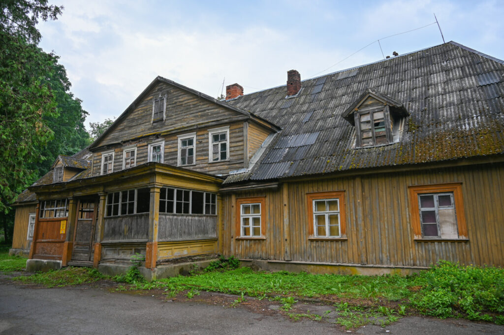 Garsiųjų Radvilų valdytas, vėliau Karpių perimtas, sovietmečiu nacionalizuotas garsusis Liberiškio dvaras už mažiau nei poros dešimčių kilometrų nuo Panevėžio dabar virtęs pavojingu objektu, pro kurį rizikinga net praeiti.