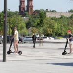 Patogi ir žaibiškai išpopuliarėjusi susisiekimo priemonė paspirtukas atsidūrė visuomenės ir politikų diskusijų epicentre.