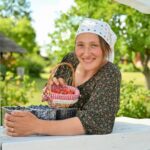 Po ilgų emigracijos metų į gimtuosius Skaistgirius Panevėžio rajone Elona Švipienė grįžo supratusi, kad tikroji gyvenimo pilnatvė – kaip kumštis stipri šeima, galėjimas įsišaknyti gimtojoje žemėje ir laisvė būti savimi.