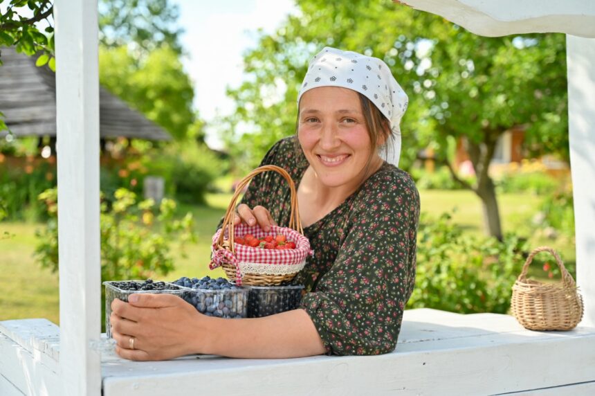 Po ilgų emigracijos metų į gimtuosius Skaistgirius Panevėžio rajone Elona Švipienė grįžo supratusi, kad tikroji gyvenimo pilnatvė – kaip kumštis stipri šeima, galėjimas įsišaknyti gimtojoje žemėje ir laisvė būti savimi.