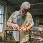 Panevėžietis restauratorius Justinas Skripkauskas, jau daugiau kaip du dešimtmečius senus baldus prikeliantis antram ar net trečiam gyvenimui, įsitikinęs, kad niekada nėra vėlu išsaugoti bent dalelę istorijos ar šeimos prisiminimų.