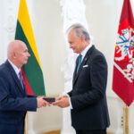 Švenčiant Lietuvos karaliaus Mindaugo karūnavimo dieną, šaliai nusipelniusiems ir jos vardą pasaulyje garsinusiems beveik aštuonioms dešimtims Lietuvos ir užsienio piliečių prezidentūroje įteikti valstybiniai apdovanojimai.