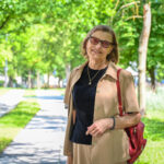 Vietoj nerūpestingos vaikystės pažangaus ir pasiturinčio ūkininko šeimoje, panevėžietei Reginai Kietytei teko tremtinės dalia. Kartu su tėvais išvežta į Sibirą dar kūdikystėje, Lietuvą ji vėl pamatė tik būdama moksleivė. Tačiau gimtajame krašte „tautos priešų“ niekas su pyragais nelaukė.