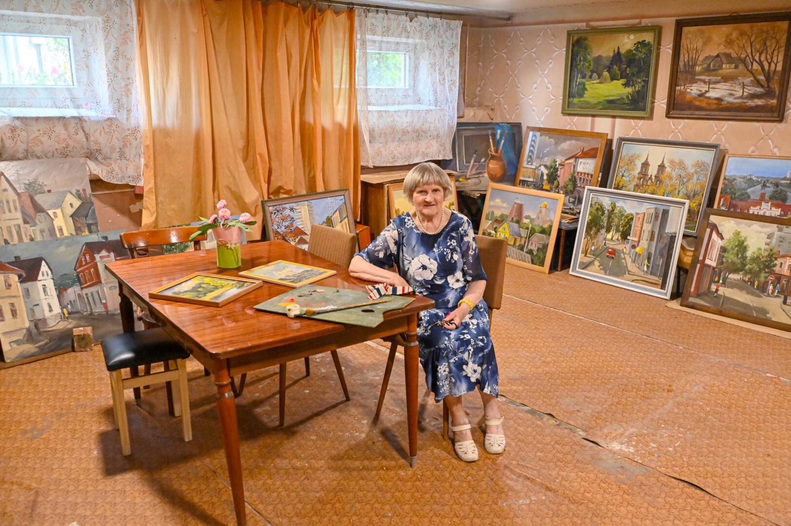 Prieš kelerius metus našle likusi Romualda Zoltnerienė atvirauja, kad nors sveikata ne visuomet leidžia, bet vis tiek nepailsta kurti – tik tai padeda pabėgti nuo gyvenimo sunkumų ir blogų minčių. G. KARTANO nuotr.