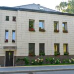 Keliaujantieji A. Jakšto gatve nejučia sulėtina žingsnį ties 10-uoju numeriu pažymėtu daugiabučiu. Akį patraukia kaskados nuo palangių svyrančių žiedų, namą supantys ištaigūs gėlynai.