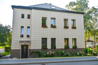 Keliaujantieji A. Jakšto gatve nejučia sulėtina žingsnį ties 10-uoju numeriu pažymėtu daugiabučiu. Akį patraukia kaskados nuo palangių svyrančių žiedų, namą supantys ištaigūs gėlynai.