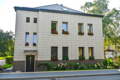 Keliaujantieji A. Jakšto gatve nejučia sulėtina žingsnį ties 10-uoju numeriu pažymėtu daugiabučiu. Akį patraukia kaskados nuo palangių svyrančių žiedų, namą supantys ištaigūs gėlynai.