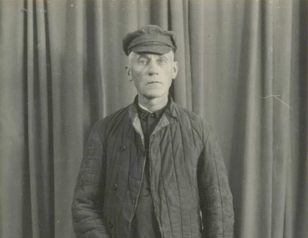 Sovietų represijos neaplenkė ir Lietuvos kunigų. Tačiau retas jų patyrė tremtį – žinodami Dievo tarno žodžio galią, saugumiečiai skubėjo dvasininkus įkalinti, siuntė į lagerius. Tik po daugelio metų paaiškėjo, jog net aukščiausioji Katalikų bažnyčios vadovybė neturėjo tikslių žinių apie tai, kas pokariu vyko Lietuvoje.