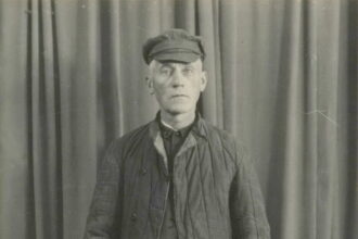 Sovietų represijos neaplenkė ir Lietuvos kunigų. Tačiau retas jų patyrė tremtį – žinodami Dievo tarno žodžio galią, saugumiečiai skubėjo dvasininkus įkalinti, siuntė į lagerius. Tik po daugelio metų paaiškėjo, jog net aukščiausioji Katalikų bažnyčios vadovybė neturėjo tikslių žinių apie tai, kas pokariu vyko Lietuvoje.